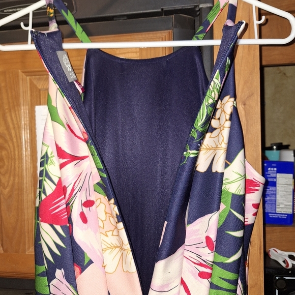 Vince Camuto Sleeveless Floral Midi Dress with Green Hem In A Size 8. EUC - Picture 2 of 10